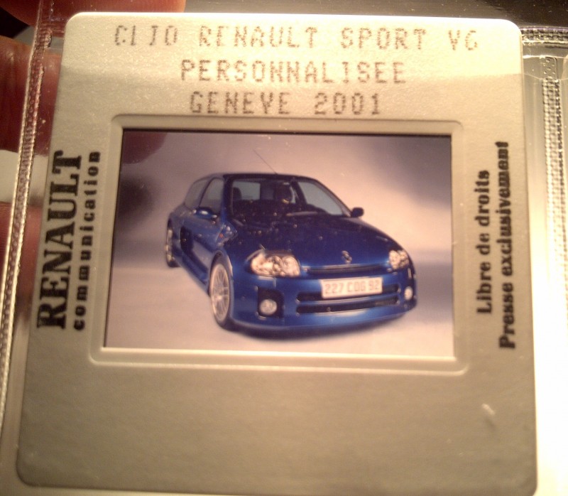 Clio V6 (Phase 1) - Geneva 2001 - Press Car Illiad.jpg