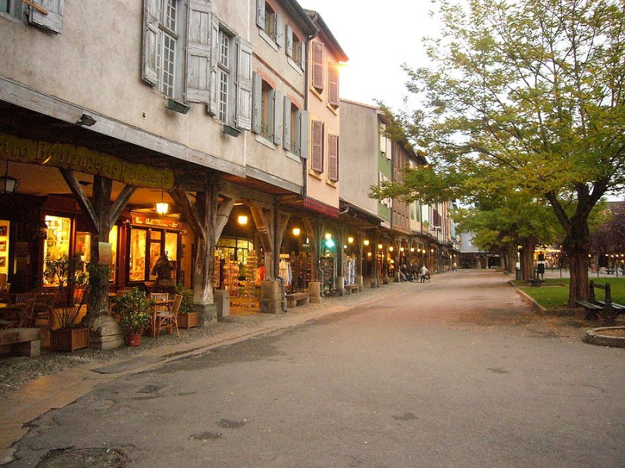 Mirepoix-Place-des-Couverts.jpg