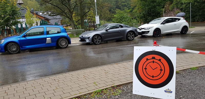 C'est pas tout, on a un planning à respecter..Top chrono direction le musée Porsche