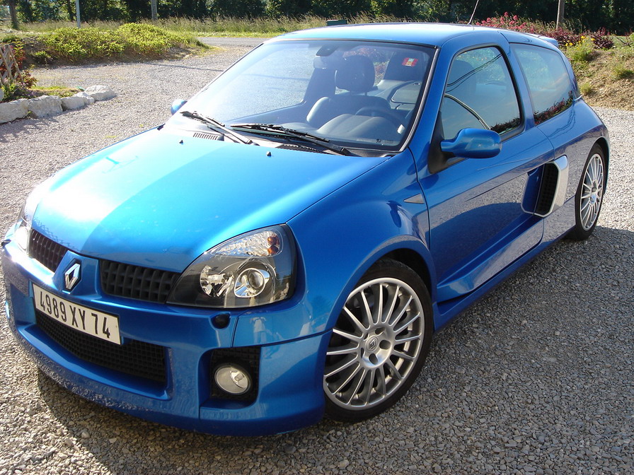 CLIO V6 04.JPG