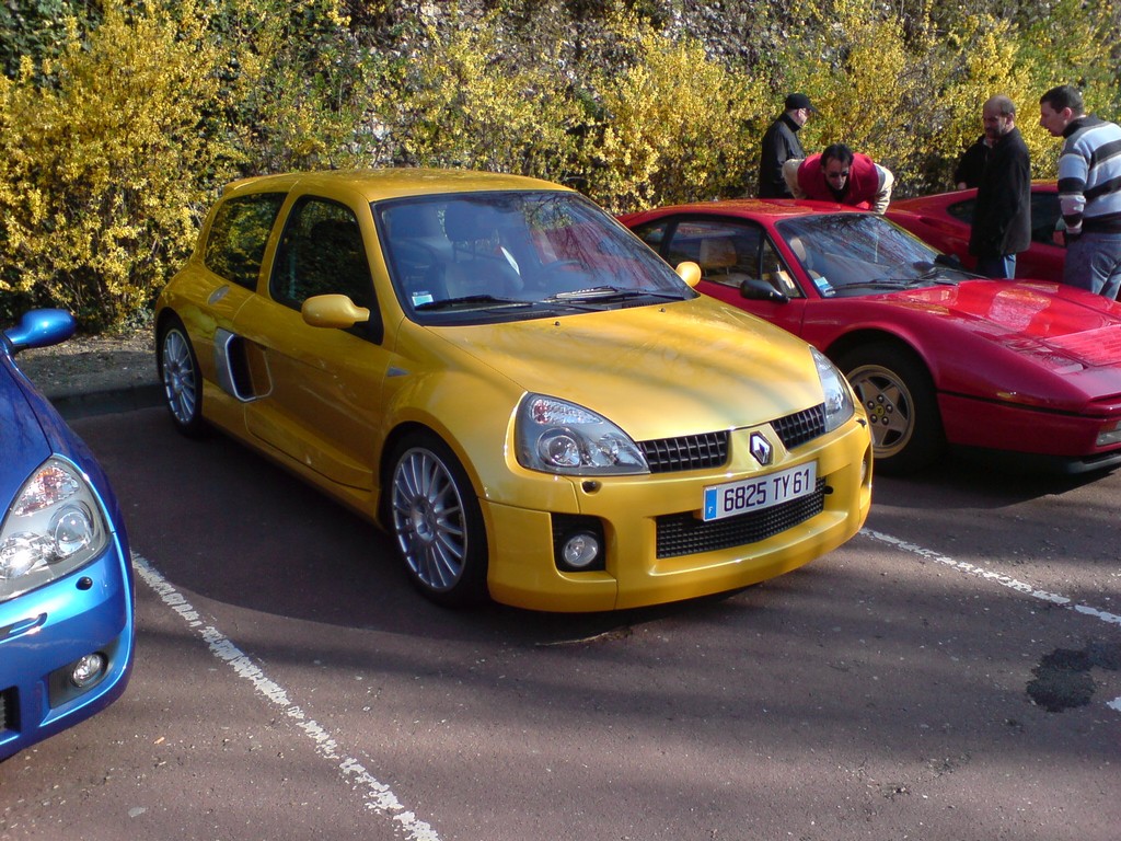 Magnifique en jaune, à vrai dire j'ai même pas prété attention aux ferrari juste à côté ^^