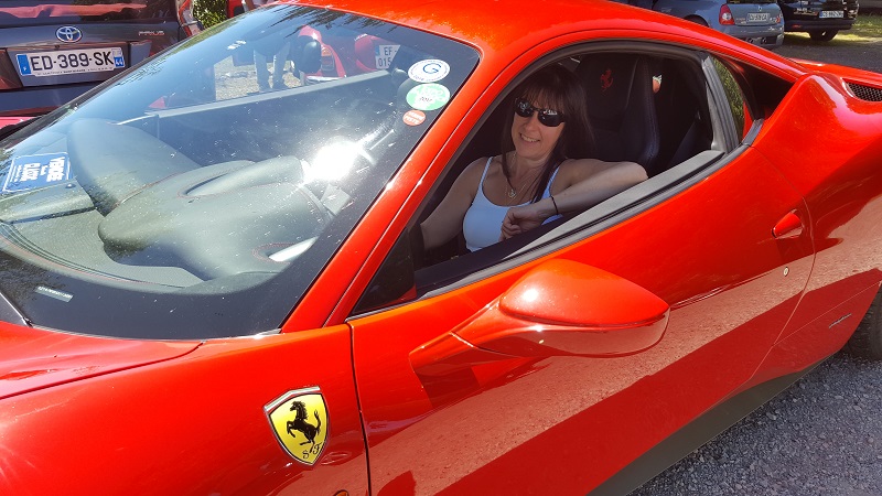 Vous vous souvenez au début du reportage, je croyais que ma femme m'avait fait un cadeau en m'offrant une Ferrari............................. en fait c'est elle qui s'est barrée avec.......