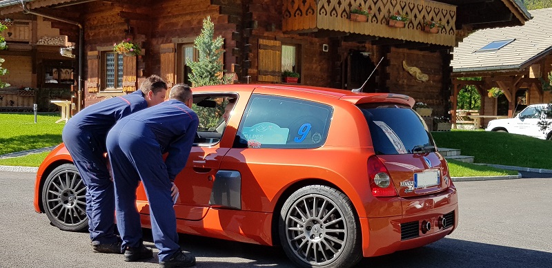 Une rencontre très sympathique avec deux frères qui possèdent le garage Nissan où nous étions et qui sont possesseurs aussi de Clio V6.<br />Du coup notre président à entamer une petite conversation