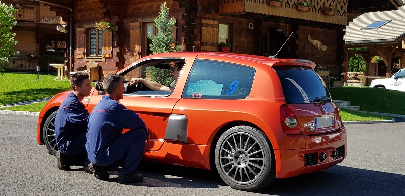 Une conversation qui a durée, durée.. au point que nos deux frangins ont fini par s'accroupir pour écouter la suite.<br />Un grand merci à eux, car ils nous tous invités à venir prendre un verre et exposer nos voitures devant leur garage.<br />Cool les deux frères passionnés