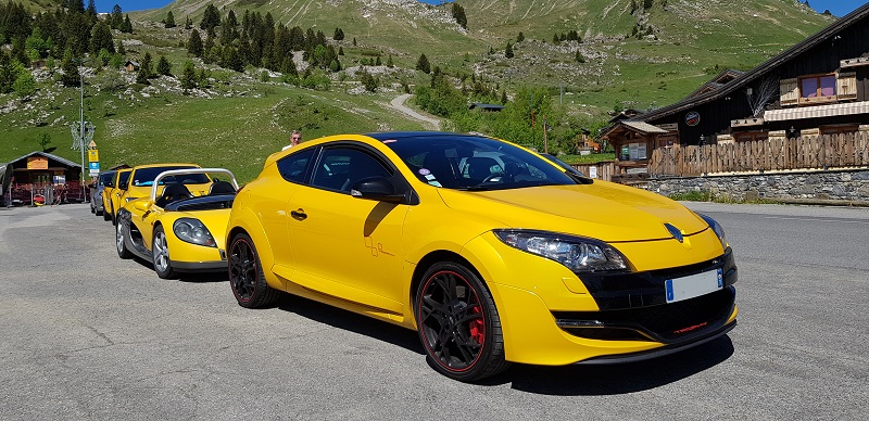 La Mégane jaune de Papy orange, ( du coup, à pied  ou en voiture on le perd jamais de vue )