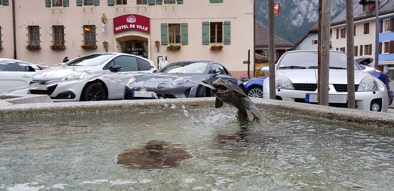 Oh !! un jet d'eau, autant le prendre en photo, un peu d'eau c'est bien...