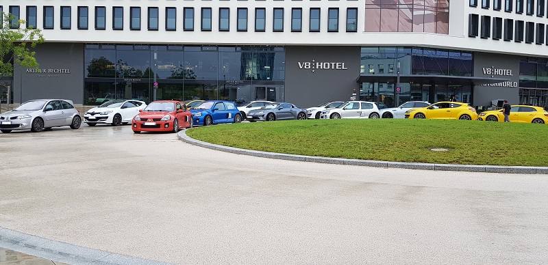 Une photo de groupe avant de quitter le V8 Hôtel