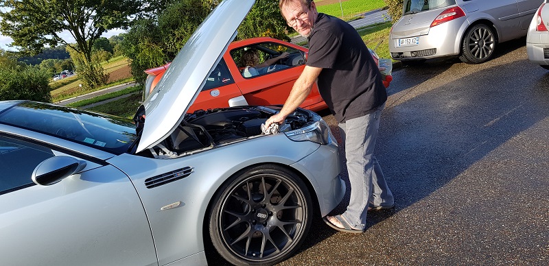 l'homme à la chaussure , pardon la tong, de plomb sur l'accélérateur. il a la particularité d'avoir une ClioV6 boostée au compresseur pour rouler en France et passé la frontière il nous claque la M5 V10 sur les routes allemande. Là il vérifie si les 500 canassons sont prêts