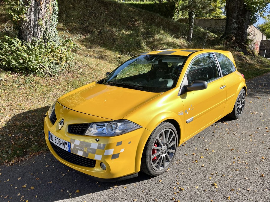 La Clio V6 de notre guide local s’est transformée pendant la nuit !