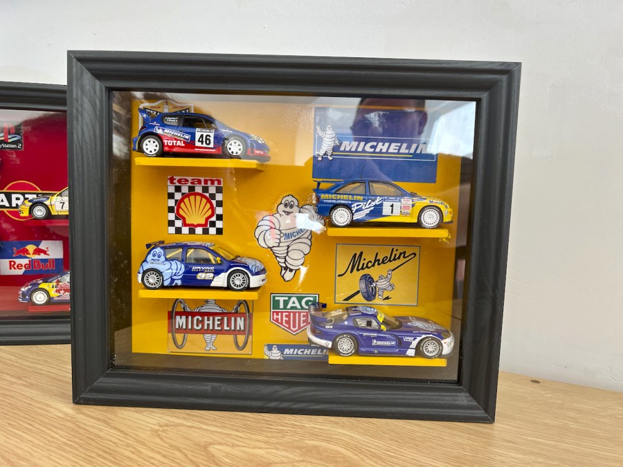 Il y a même une Clio V6 en vitrine !