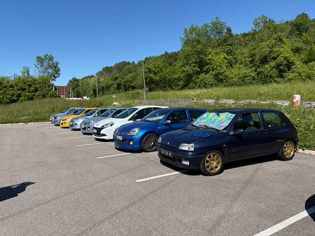 Une brochette de Clio sur la parking du musée