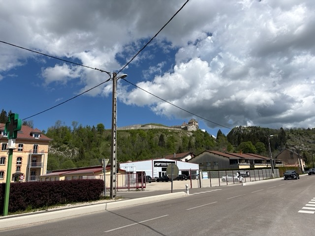 Le château de Joux vu du parking de l'Auberge