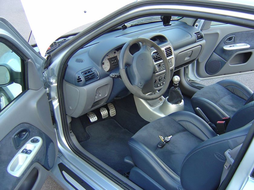clio V6 03.jpg
